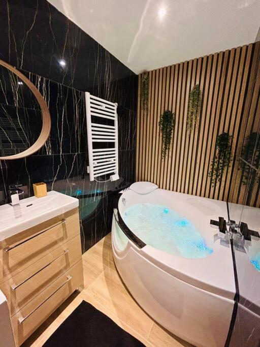 T4 Jolie Vue Avec Jaccuzzi Appartement Vitrolles  Buitenkant foto